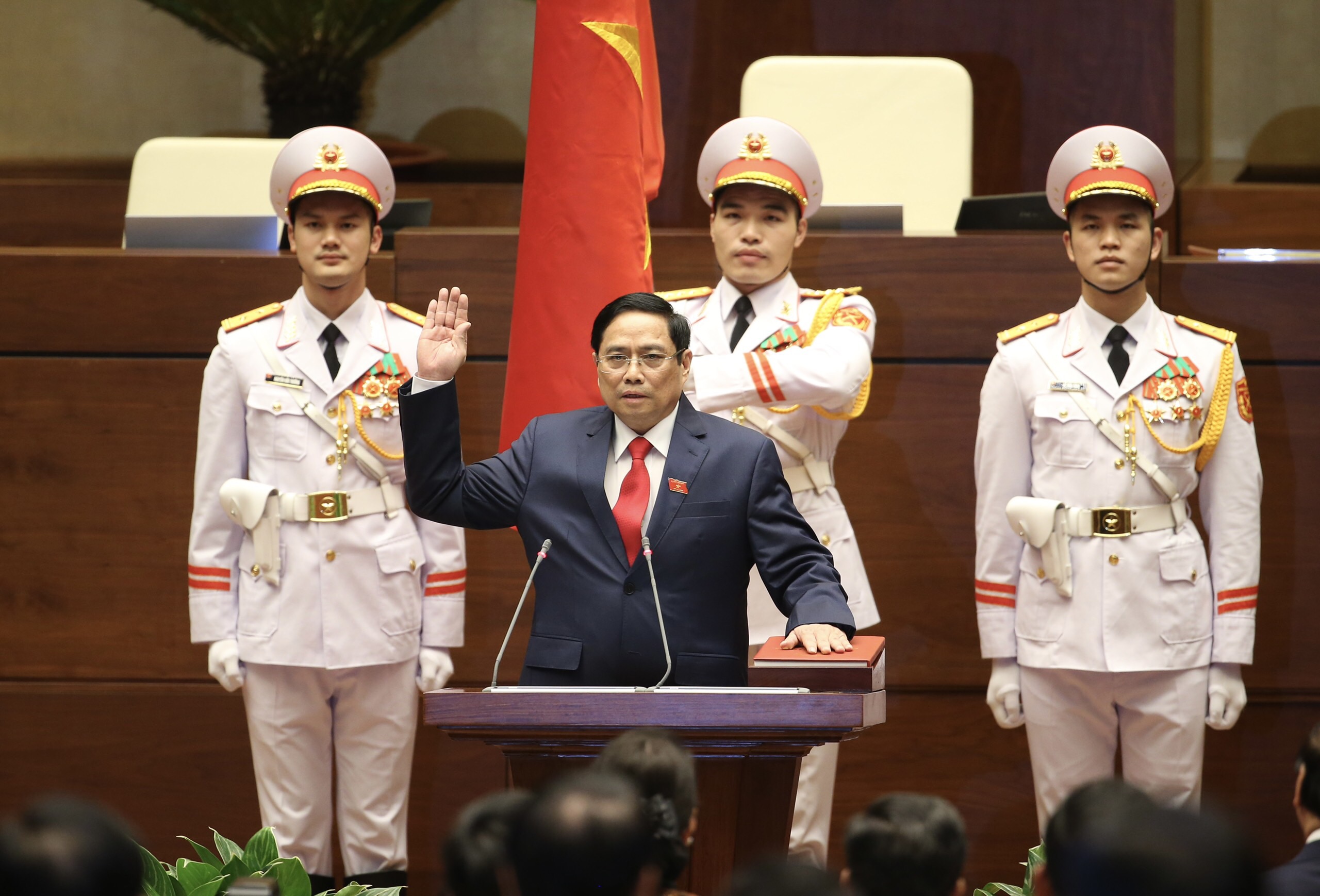 Ông Phạm Minh Chính trở thành người kế nhiệm của ông Nguyễn Xuân Phúc - người vừa được bầu làm Chủ tịch nước vào sáng cùng ngày.