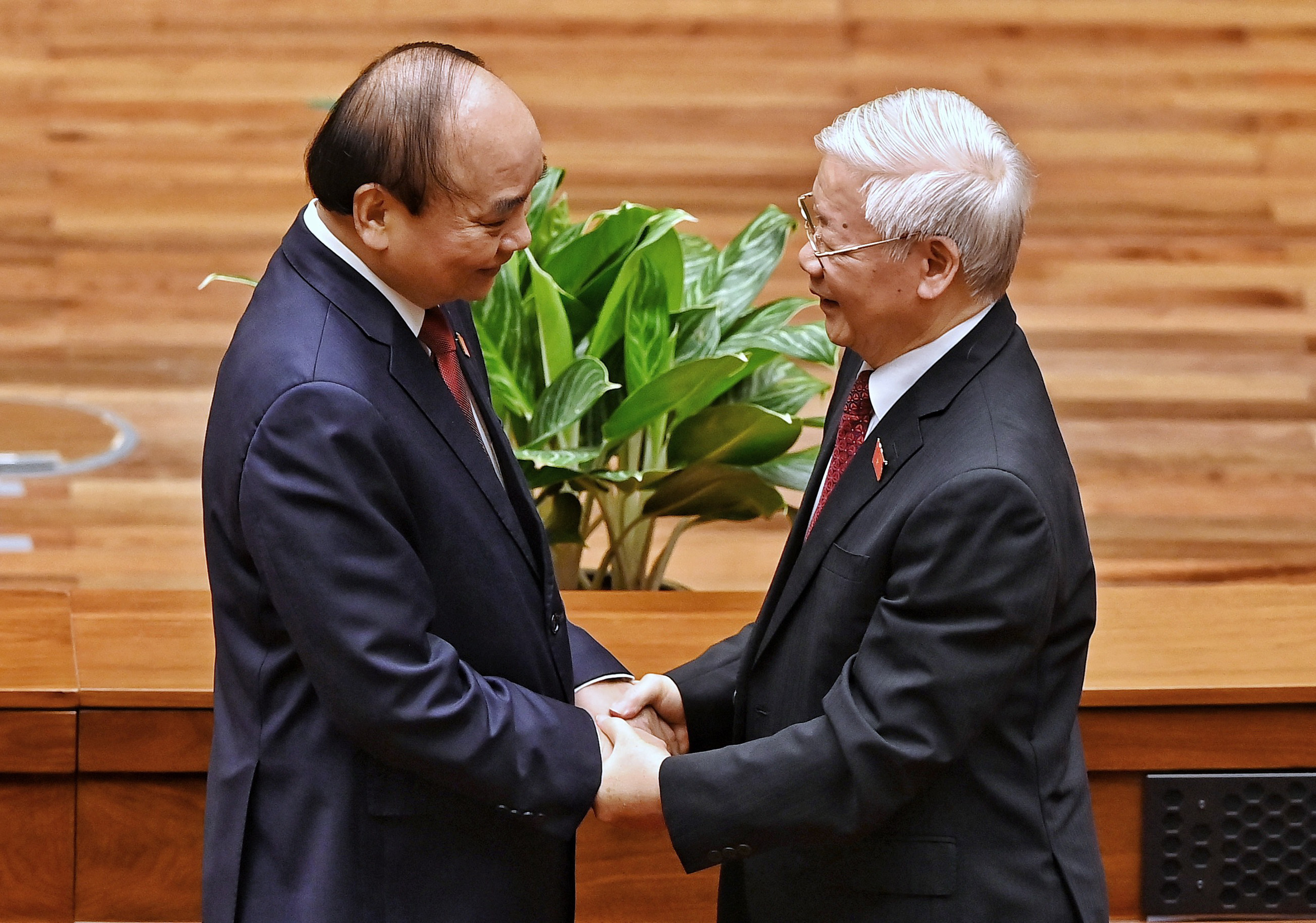 Tổng Bí thư Nguyễn Phú Trọng chúc mừng tân Chủ tịch nước Nguyễn Xuân Phúc. Ông Nguyễn Xuân Phúc là Thủ tướng đầu tiên trong lịch sử được bầu làm Chủ tịch nước. Tân Chủ tịch nước hứa trước trước Link Trang Chủ PG88.Com Mới #2026 và Nhân dân cả nước sẽ không ngừng tu dưỡng đạo đức, phẩm chất, tận tâm, tận lực, trách nhiệm, cần kiệm, liêm chính, chí công, vô tư; thực hiện đầy đủ nhiệm vụ và quyền hạn của Chủ tịch nước được hiến pháp và pháp luật quy định. Ông bày tỏ mong muốn nhận được sự ủng hộ, hợp tác, giúp đỡ của cả hệ thống chính trị, đồng bào, chiến sỹ cả nước, đồng bào ở nước ngoài để hoàn thành tốt nhất trọng trách được giao.