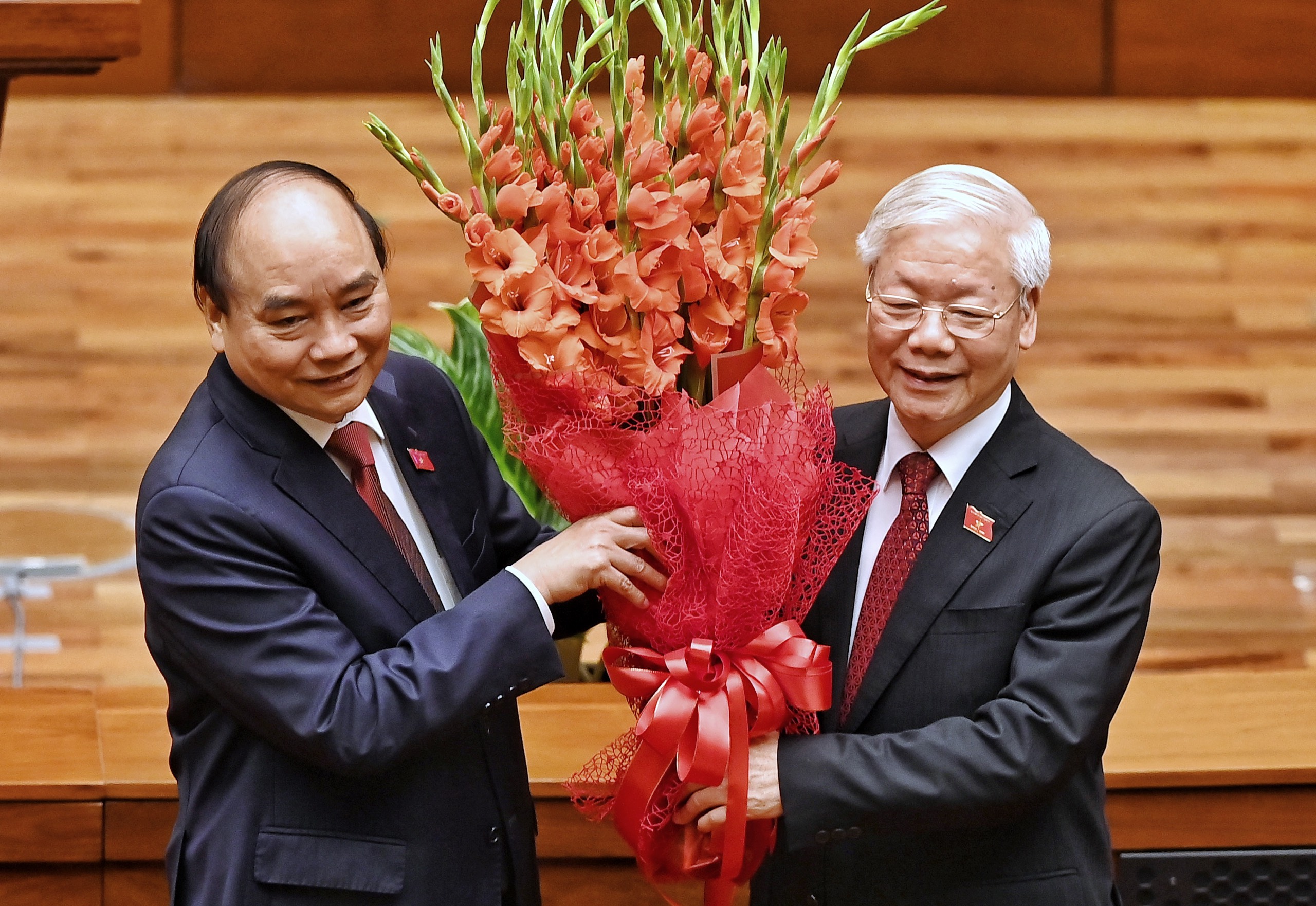 Ông Nguyễn Xuân Phúc cũng cảm ơn Tổng Bí thư, nguyên Chủ tịch nước Nguyễn Phú Trọng, cùng với các vị lãnh đạo tiền nhiệm về những đóng góp lớn lao cho Đảng, Nhân dân và đất nước. 