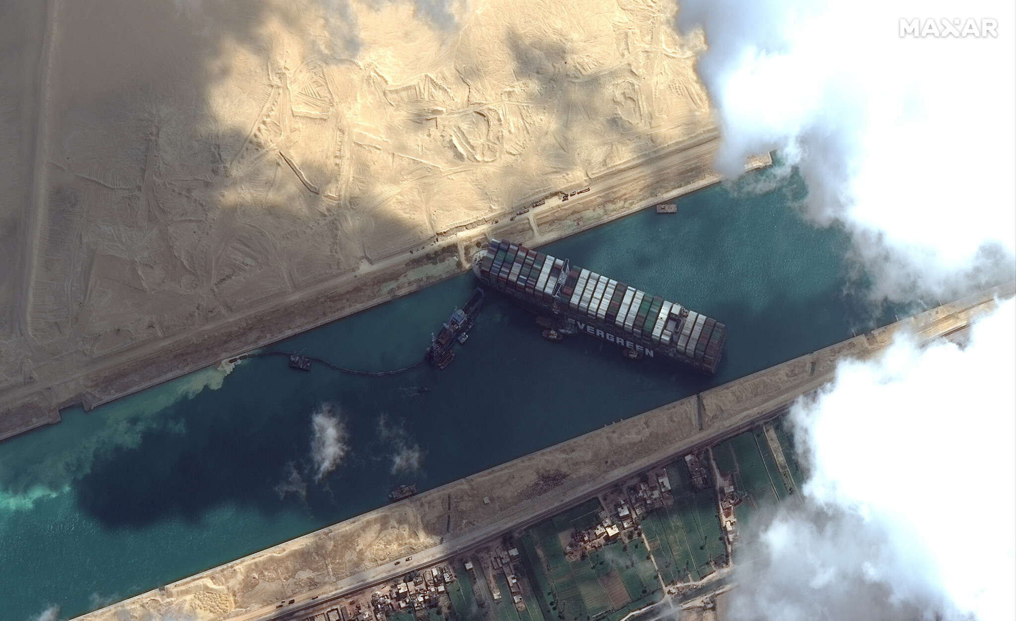 Hình ảnh con tàu Ever Given chắn ngang kênh đào Suez vào cuối tháng 3 - Ảnh: AFP