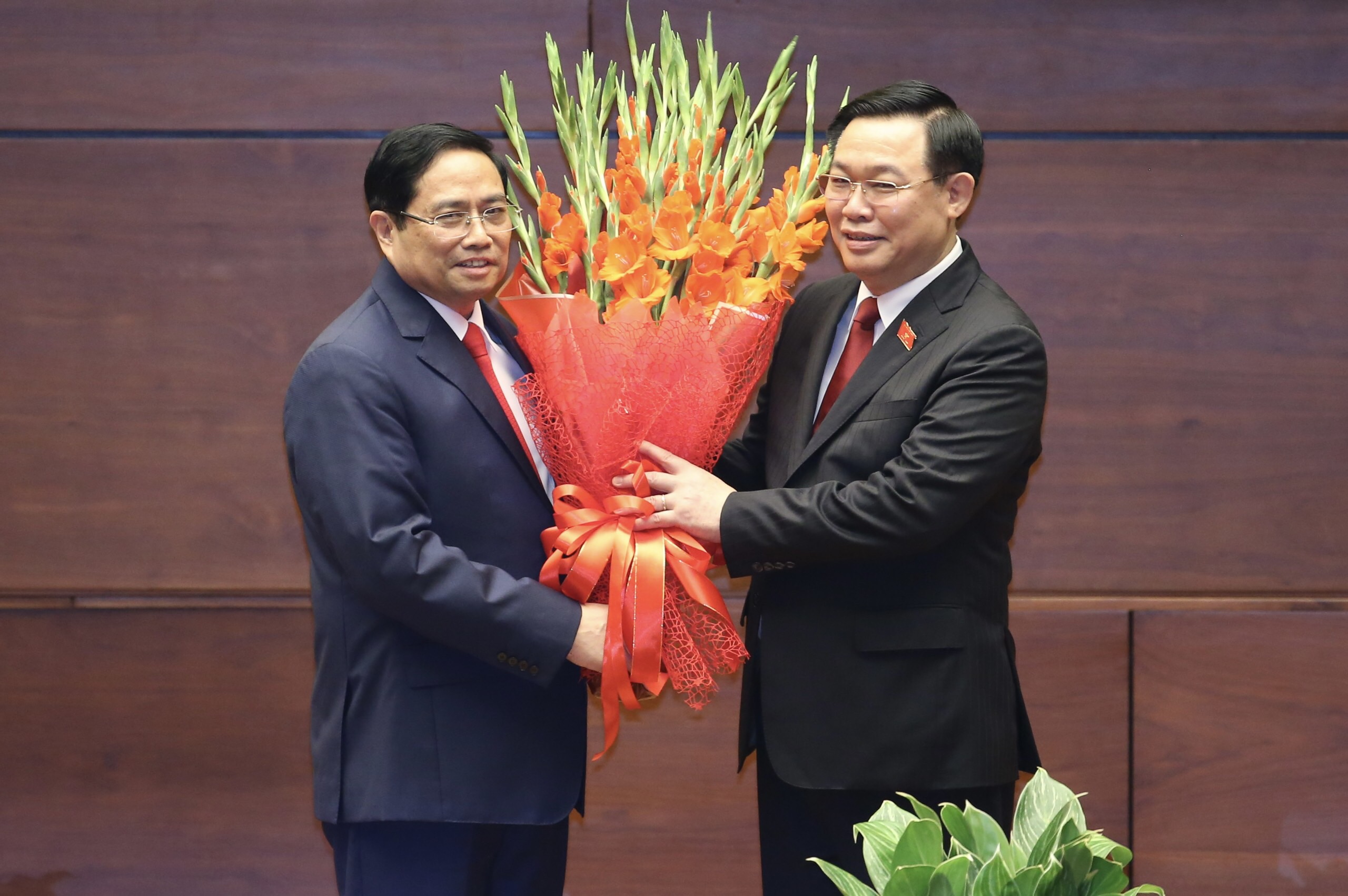 Chủ tịch Link Trang Chủ PG88.Com Mới #2026 Vương Đình Huệ tặng hoa chúc mừng Thủ tướng Chính phủ Phạm Minh Chính.