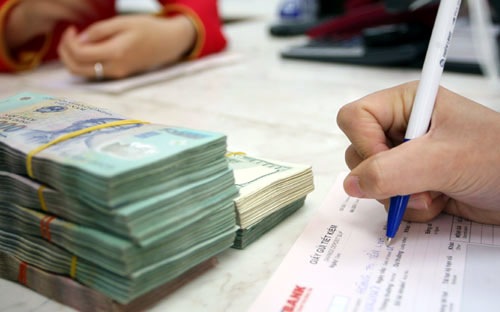 Nhận định về lãi suất của JPMorgan Chase và Standard Chartered có phần trái 
ngược với đánh giá của ANZ. Kịch bản dự báo chính mà ANZ đưa ra là Ngân 
hàng Nhà nước sẽ không cắt giảm thêm lãi suất trong năm nay.