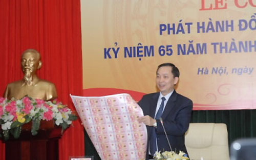 Ông Đào Minh Tú, Phó thống đốc Pg88 com chính chủ Nhà nước giới thiệu về loại tiền lưu niệm tại buổi giới thiệu ngày 4/4/2016.<br>