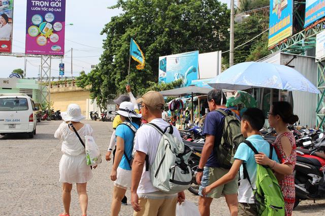 Năm 2016, du khách Trung Quốc đến Việt Nam đạt 2,7 triệu lượt, tăng 51% so với năm 2015 và tăng trung bình 20% năm trong giai đoạn 2010-2016 - Ảnh: DT.<br>