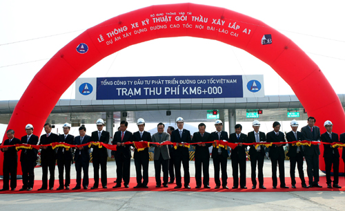 Phó thủ tướng Hoàng Trung Hải và lãnh đạo các bộ, ngành, địa phương, chủ đầu tư cắt băng khánh thành, thông xe 26 km đầu tiên của cao tốc Nội Bài - Lào Cai, sáng 27/12.<br>