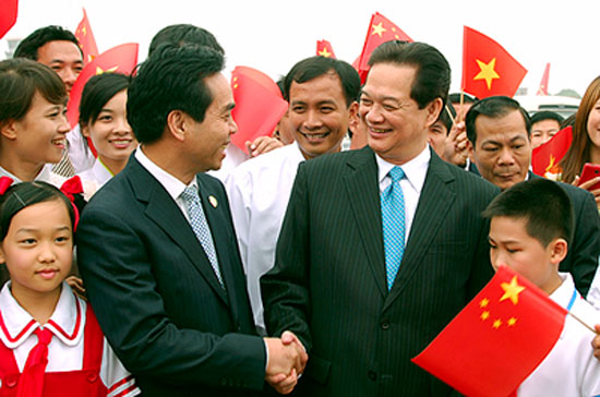 Phó chủ tịch Thường trực Khu tự trị dân tộc Choang Quảng Tây Hoàng Đạo Vĩ chào đón Thủ tướng Nguyễn Tấn Dũng - Ảnh: Chinhphu.vn.