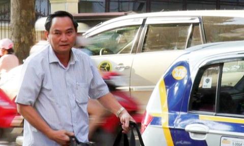 Thứ trưởng&nbsp;Bộ Pg88ok giải trí thể thao, casino, bắn cá và slot Nguyễn Hữu Chí đi làm bằng taxi.