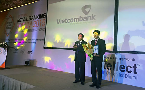 Đại diện Vietcombank, ông Huỳnh Song Hào, Giám đốc khối bán lẻ (bên phải) nhận giải thưởng Pg88 com chính chủ bán lẻ tiêu biểu 2015.