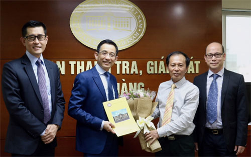 Đại diện UOB nhận giấy phép từ Pg88 com chính chủ Nhà nước Việt Nam.<br>