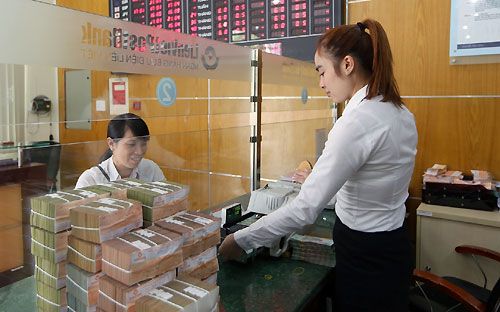 Nắm bắt tức thời các thông tin giao dịch trên thị trường liên Pg88 com chính chủ giúp nhà điều hành theo dõi sát diễn biến thị 
trường để thực hiện hiệu quả việc điều tiết và cân đối theo các mục tiêu - Ảnh: Quang Phúc.<br>