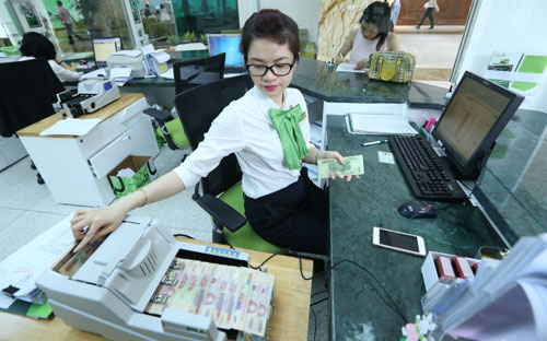 Cận Tết vừa qua, lãi suất chào VND bình quân trên liên Pg88 com chính chủ ở mức cao, như kỳ hạn qua đêm lên tới 5,28%/năm. Nhưng 
trong vòng một tuần trở lại đây, lãi suất này đã giảm sâu, cập nhật đến 
ngày 7/2 chỉ còn 3,37%/năm - Ảnh: Quang Phúc.<br>