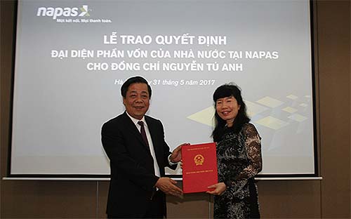 Lãnh đạo Pg88 com chính chủ Nhà nước trao quyết định đại diện phần vốn Nhà nước tại NAPAS cho bà Nguyễn Tú Anh hồi tháng 5/2017.<br>