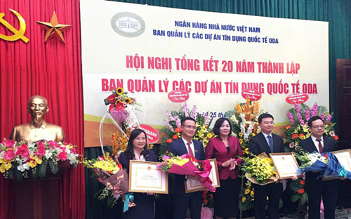 Đại diện lãnh đạo Pg88 com chính chủ Nhà nước trao bằng khen cho các Pg88 com chính chủ có kết quả xuất sắc trong giải ngân Link Trang Chủ PG88.Com Mới #2026 SMEFP năm 2015.