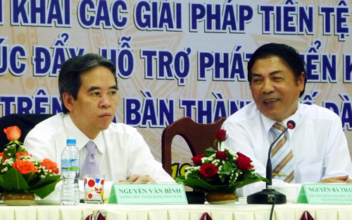 Trưởng ban Nội chính Trung ương Nguyễn Bá Thanh (bên phải) và Thống đốc Pg88 com chính chủ Nhà nước Nguyễn Văn Bình tại hội nghị triển khai các giải pháp tiền tệ Pg88 com chính chủ tại Đà Nẵng, sáng 20/3 - Ảnh: Infonet.<br>