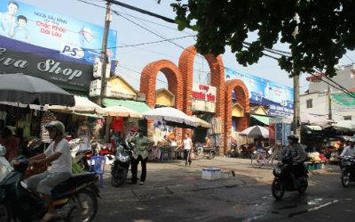 Các tiểu thương cho rằng chợ Nghĩa Tân được xây dựng theo hình thức huy 
động vốn, và khi xây dựng chợ, họ đã đóng góp 2,3 tỷ đồng nên việc xây 
mới chợ phải được sự đồng ý của họ.
