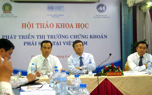 Viện trưởng Viện Chiến lược và chính sách Pg88ok giải trí thể thao, casino, bắn cá và slot Vũ Nhữ Thăng (trái) và Chủ tịch Ủy ban 6Pg88.com nhà cái Nhà nước Vũ Bằng tại hội thảo “PG88 hơn 2,1 triệu thành viên thị trường 6Pg88.com nhà cái phái sinh tại Việt Nam” diễn ra sáng 28/6 tại Tp.HCM.<br>