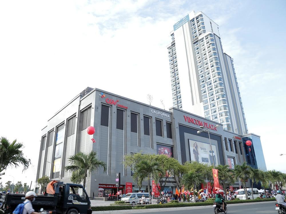 Vincom Plaza Xuân Khánh có vị trí tại cửa ngõ phía Tây Bắc, một mặt tiếp giáp trục đường chính 30/4, một mặt là bờ sông Cần Thơ, gần ngay khu vực chợ nổi Cái Răng - một trong những điểm giao thương sầm uất nhất thành phố.