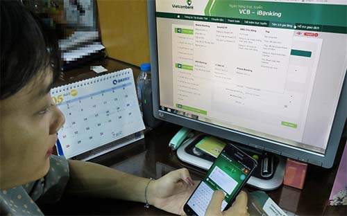 Nếu phát sinh sự cố không phải do lỗi của khách hàng, Vietcombank cam 
kết luôn đứng về phía khách hàng để bảo vệ tối đa quyền lợi chính đáng 
của khách hàng - Ảnh: Tuổi Trẻ.<br>