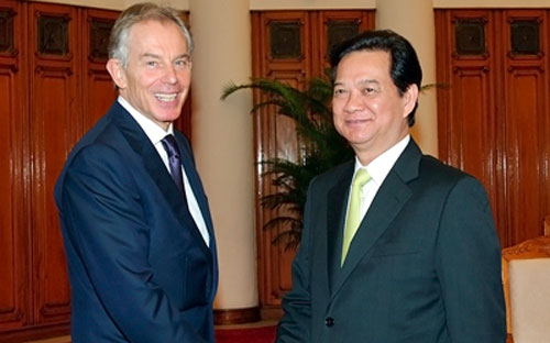 Thủ tướng Nguyễn Tấn Dũng (phải) tiếp nguyên Thủ tướng Anh Tony Blair ngày 18/3 - Ảnh: VGP.<br>