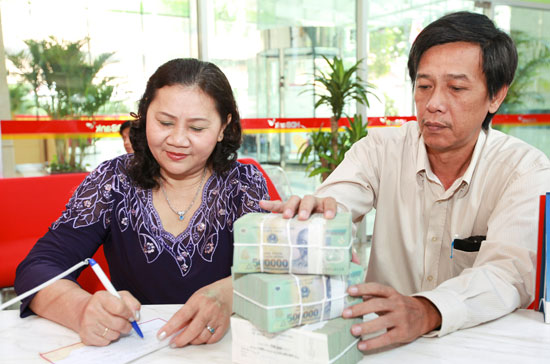 Khách hàng vay vốn tại HDBank. Hạn mức cho vay theo gói tín dụng Phát lộc tối đa lên tới 2 tỷ đồng cho mỗi món vay.