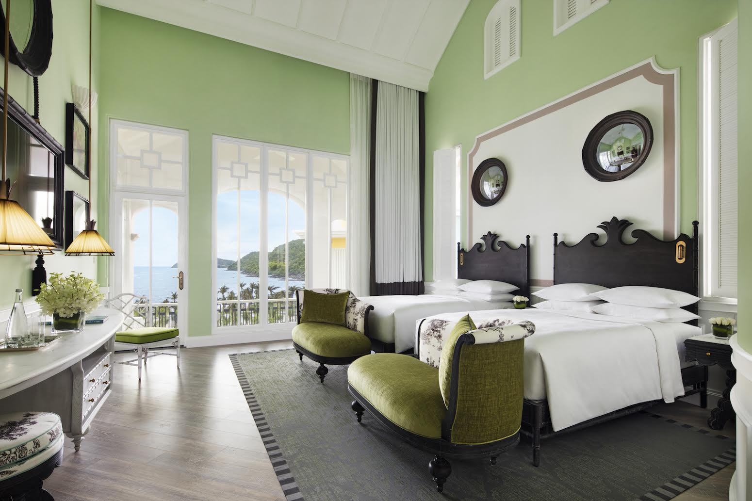 Hiện tại Sun Group đã đưa vào khai thác JW Marriott Phu Quoc Emerald Bay 5 sao ++, được xem là khách sạn đẹp nhất trong hệ thống khách sạn tiêu chuẩn 5 sao do thương hiệu JW Marriott quản lý và vận hành trên toàn thế giới.