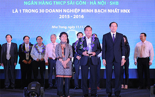 Đại diện SHB nhận chứng nhận Top 30 6Pg88.con độc quyền mỗi ngày minh bạch nhất HNX 2016.<br>