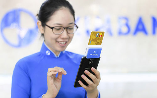 Khách hàng tham gia phát hành thẻ tín dụng cùng Eximbank sẽ được miễn 
phí thường niên năm đầu tiên (bao gồm thẻ chính và thẻ phụ).