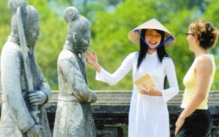 Năm 2015, Việt Nam đón 7-7,5 triệu lượt khách du lịch quốc tế và 
36-37 triệu lượt khách du lịch nội địa; tổng thu từ khách du lịch đạt 
10-11 tỷ USD, đóng góp 5,5-6% vào GDP cả nước - Ảnh: Cinet.