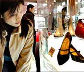 Mẫu mã của Giầy Bình Định bị phụ thuộc vào nhà nhập khẩu, do công ty chủ yếu gia công theo mẫu mã do nước ngoài đặt hàng.