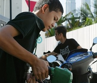 Malaysia tuyên bố thả nổi giá xăng dầu