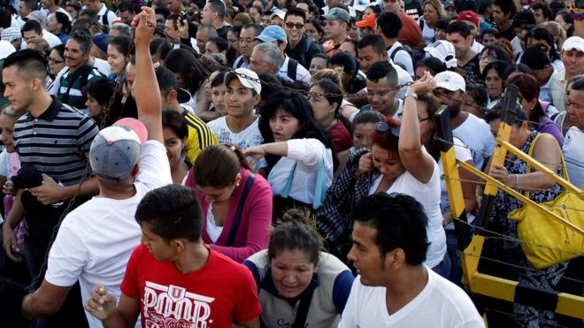 Người Venezuela vượt qua biên giới sang Colombia để mua hàng hóa thiết yếu - Ảnh: Reuters/BBC.<br>