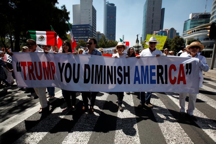 Người Mexico biểu tình phản đối Tổng thống Mỹ Donald Trump ở Mexico City hôm 12/2 - Ảnh: Reuters.<br>