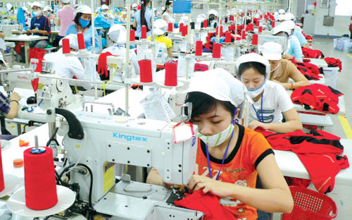 Công nhân Pg88hi Thể Thao, Bóng Đá, Casino, Nổ Hũ, Xổ Số trong một nhà máy dệt may ở Việt Nam.<br>