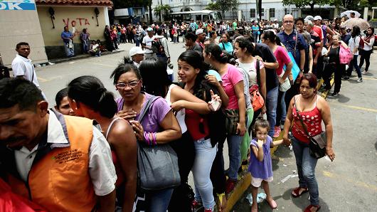 Người dân Venezuela xếp hàng chờ tới lượt vào siêu thị mua PG88 xổ số, casino, bóng đá, tháng 9/2016 - Ảnh: Reuters.<br>