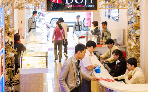 Giao dịch tại một chi nhánh của DOJI.<br>