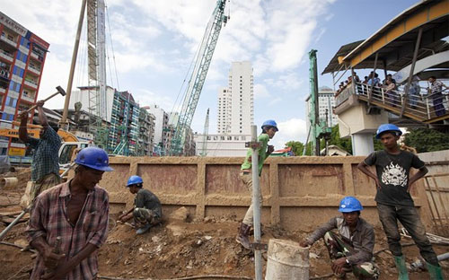 Công nhân Pg88hi Thể Thao, Bóng Đá, Casino, Nổ Hũ, Xổ Số trên một công trường xây dựng ở Yangon, Myanmar - Ảnh: Reuters.<br>
