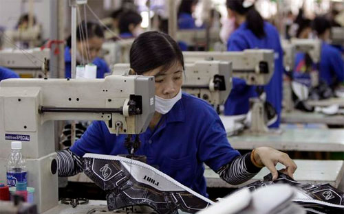 Công nhân Pg88hi Thể Thao, Bóng Đá, Casino, Nổ Hũ, Xổ Số trong một nhà máy da giày ở Việt Nam - Ảnh: AP.<br>