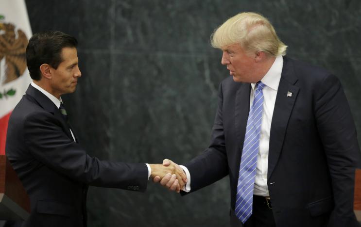 Gặp Tổng thống Mexico, Trump vẫn đòi xây tường ngăn biên giới