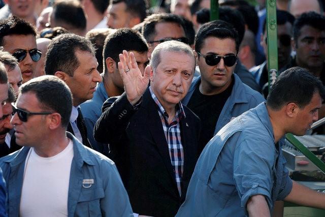 Tổng thống Thổ Nhĩ Kỳ Tayyip Erdogan trong tang lễ một nạn nhân thiệt mạng vì đảo chính bất thành, ngày 17/7 - Ảnh: Reuters.<br>