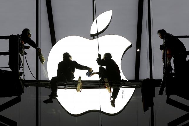Một cửa hiệu bán lẻ chuẩn bị khai trương của Apple ở Hàng Châu, Trung Quốc hồi tháng 1/2015 - Ảnh: Reuters.<br>