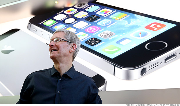 Apple cho biết, hãng đã bán được 33,8 triệu chiếc điện thoại thông minh 
iPhone trong quý 3, cao hơn mức ước tính 32 triệu máy của các nhà phân tích - Ảnh: CNN.