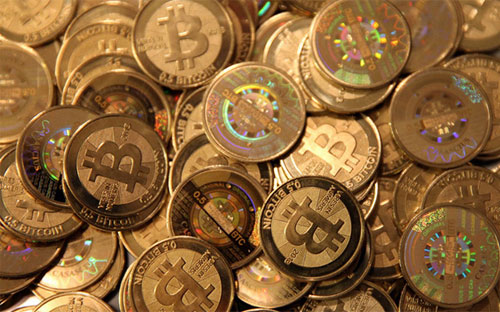 Vào đầu tháng 10, giá Bitcoin còn dưới 240 USD, và chỉ trong vòng một tháng, giá tiền ảo này đã tăng khoảng 70%.