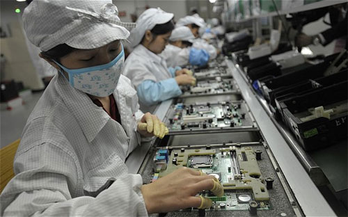 Công nhân Pg88hi Thể Thao, Bóng Đá, Casino, Nổ Hũ, Xổ Số trong nhà máy Foxconn ở Thâm Quyến - Ảnh: AFP.<br>