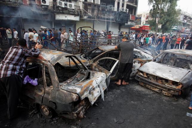 Hiện trường vụ đánh bom tự sát ở Baghdad, Iraq hôm 3/7 - Ảnh: Reuters.<br>