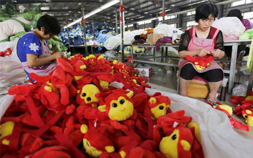 Trong một nhà máy sản xuất đồ chơi Pg88 com chính chủ ở Giang Tô, Trung Quốc - Ảnh: Reuters/WSJ.<br>