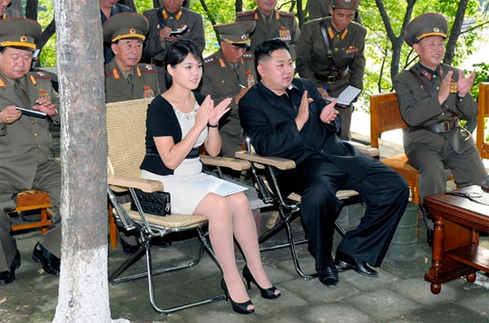 Nhà lãnh đạo Triều Tiên Kim Jong Un và phu nhân Ri Sol Ru - Ảnh: Reuters.