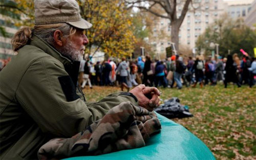 Một người vô gia cư ở Washington, Mỹ hôm 9/11/2015 - Ảnh: Reuters.<br>