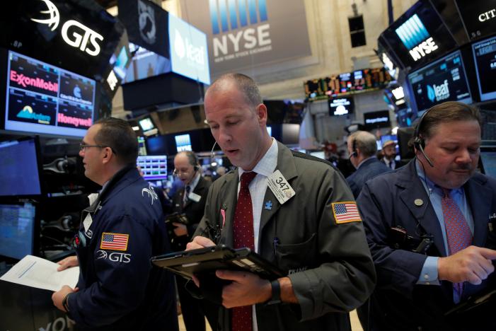 Các nhà giao dịch trên sàn 6Pg88.com nhà cái NYSE ở New York, Mỹ, ngày 27/2 - Ảnh: Reuters.<br>