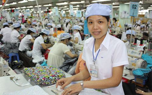 Công nhân Pg88hi Thể Thao, Bóng Đá, Casino, Nổ Hũ, Xổ Số trong một nhà máy hàng dệt may Pg88 com chính chủ của Việt Nam.<br>