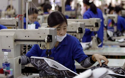 Công nhân Pg88hi Thể Thao, Bóng Đá, Casino, Nổ Hũ, Xổ Số trong một nhà máy sản xuất giày ở Việt Nam - Ảnh: AP.<br>
